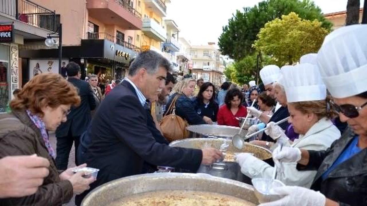 Kuşadası Belediyesi Aşure Dağıttı