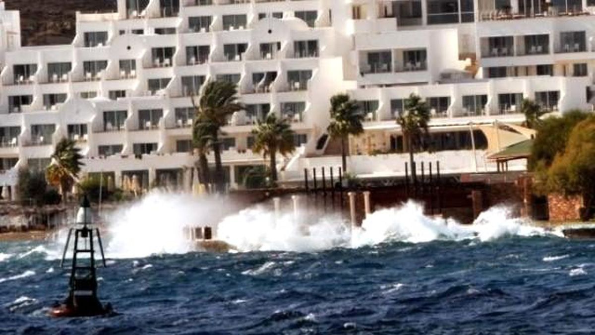 Kuvvetli Rüzgar Bodrum\'da Sahilleri Boşalttı
