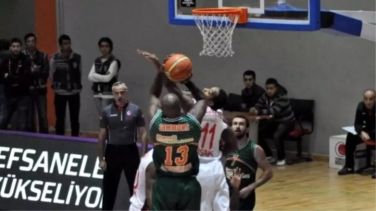 Uşak Sportif, Banvit\'i 75-61 Yendi