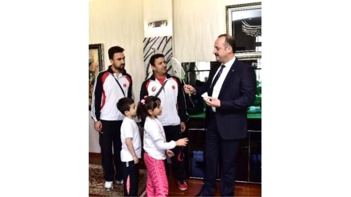 Badminton Şampiyonları Akgül\'ü Ziyaret Etti
