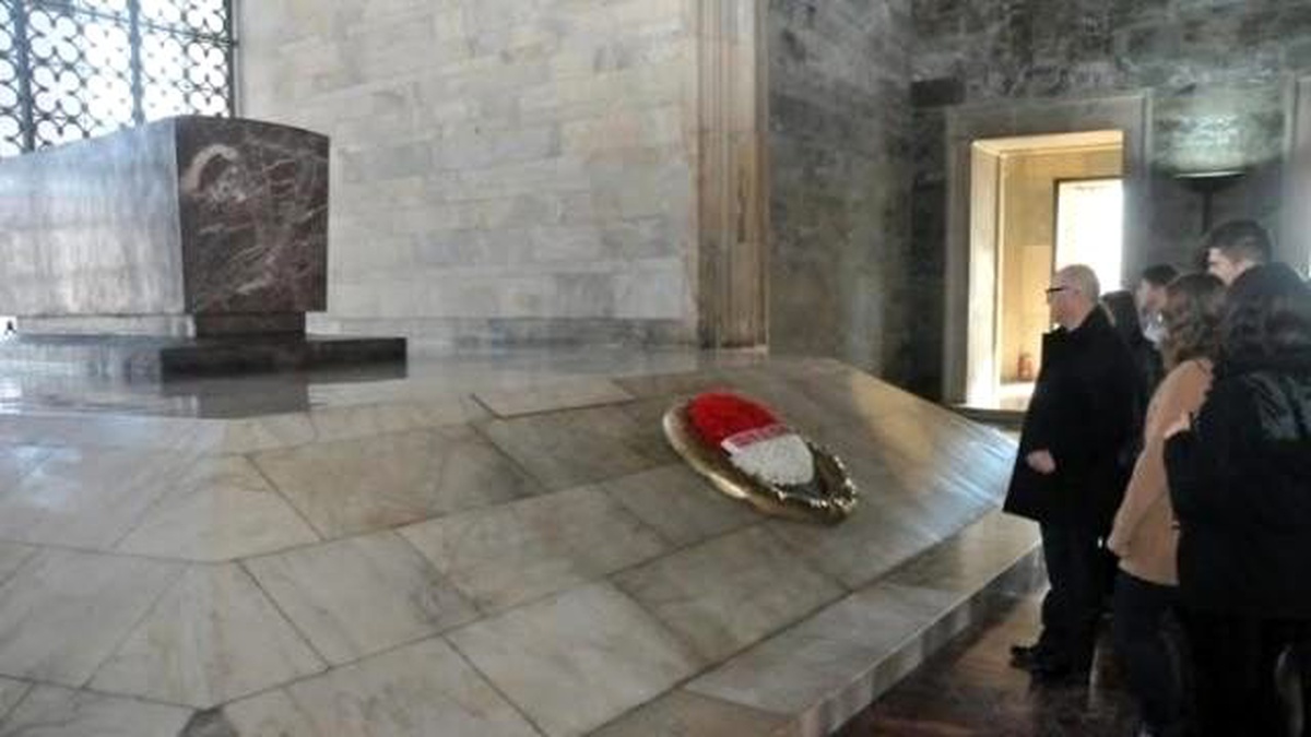 Cumhuriyeti Resmeden Öğrenciler Anıtkabir\'de