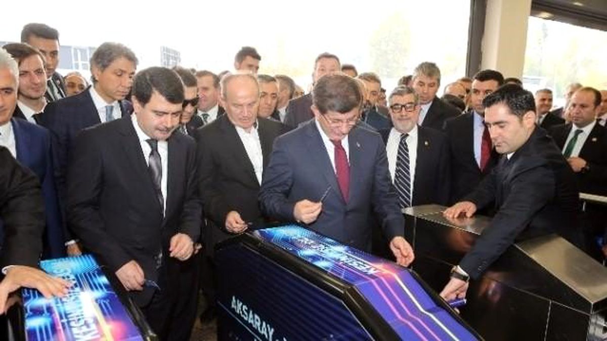 Davutoğlu İstanbul Kart\'ını Bastı, Metroya Bindi