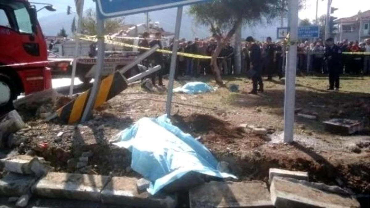 Fethiye\'de Kamyonla Minibüs Çarpıştı: 2 Ölü, 4 Yaralı