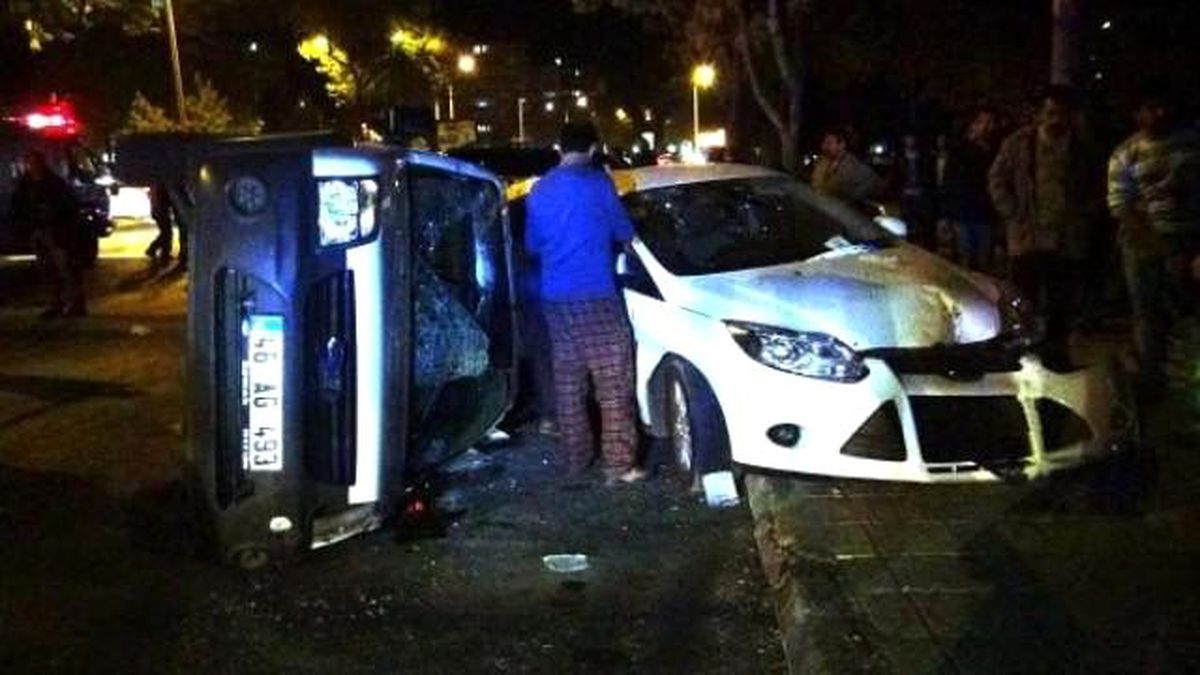 Hafif Ticari Araç Park Halindeki Otomobillere Çarptı: 2 Yaralı