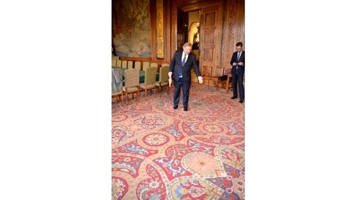 Hollanda, Türkiye\'nin Hediye Ettiği Halıyı Onaracak Usta Arıyor