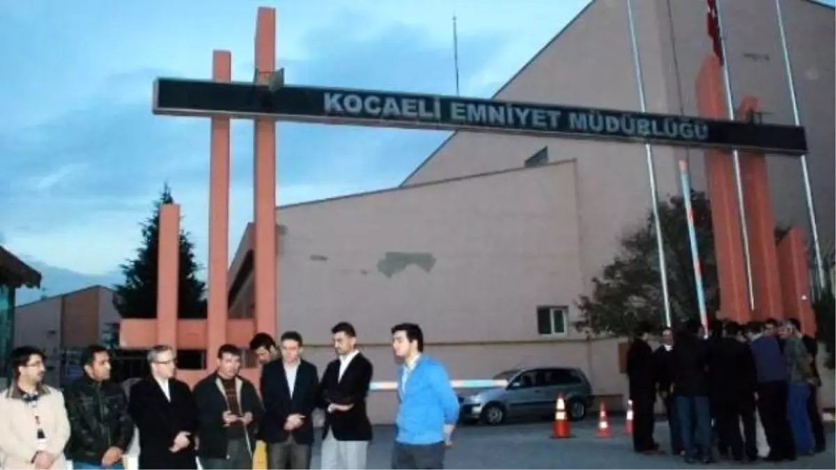 Kocaeli\'de 11 Polis Gözaltına Alındı