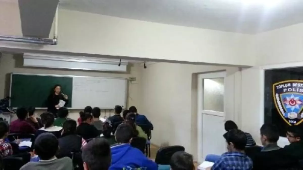 Öğretmen Polisler\', Öğrencileri Sınavlara Hazırlıyor