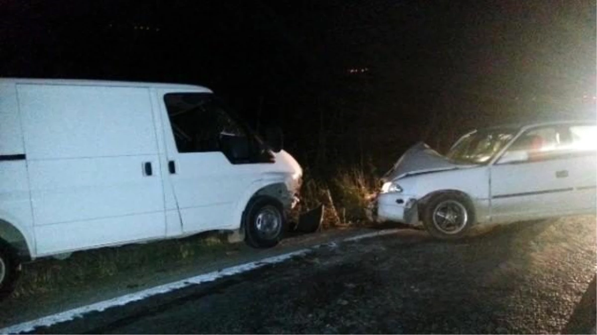 Pamukova\'da Otomobille Kamyonet Kafa Kafaya Çarpıştı: 7 Yaralı
