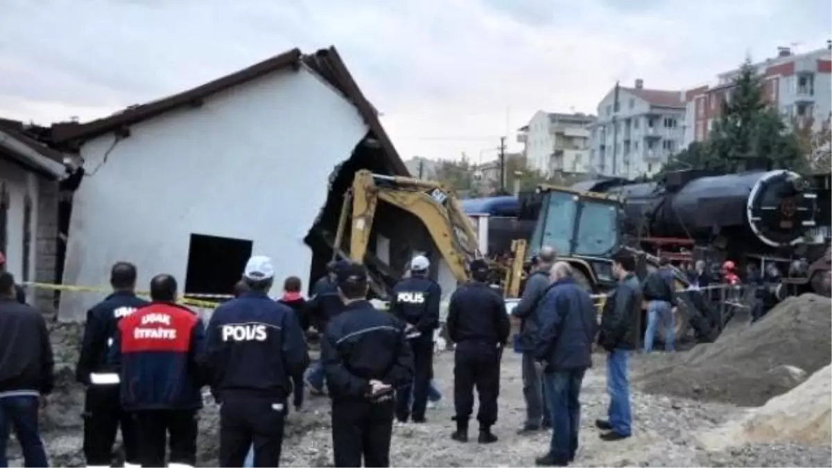 Uşak\'ta Tarihi Bina Çöktü: 1 İşçi Öldü