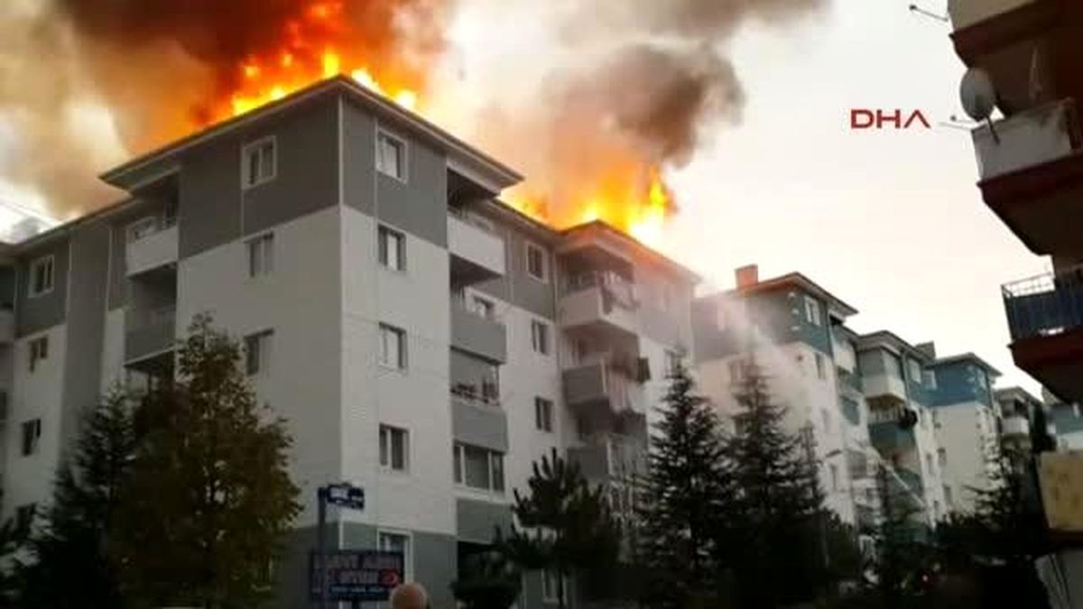 Alev Alev Yanan Çatı Güçlükle Söndürüldü