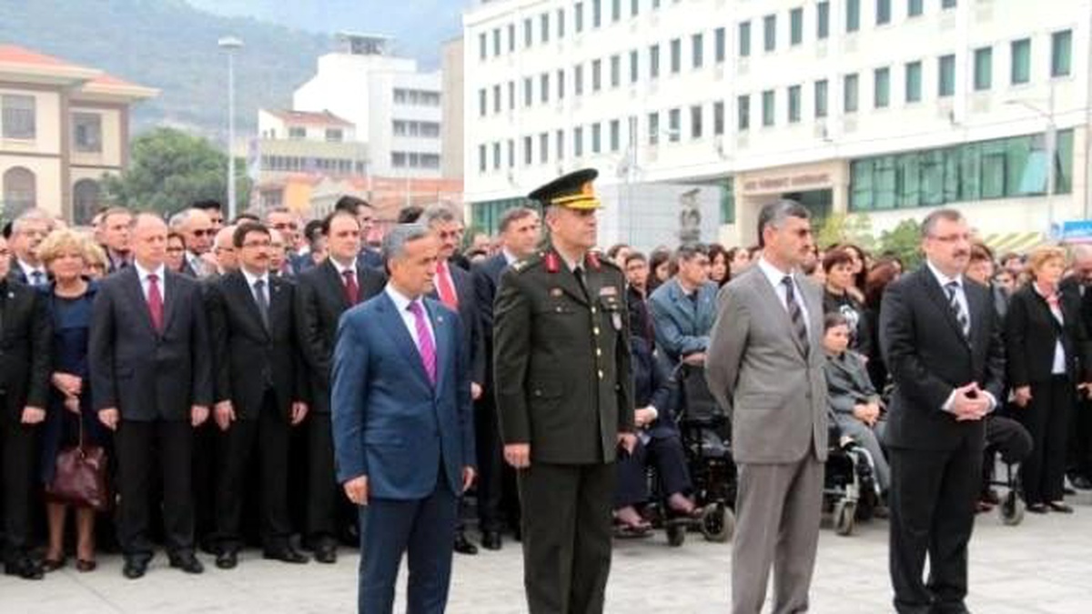Ata\'yı Anma Töreninde CHP\'li Vekilden Vali\'ye Yırca Protestosu