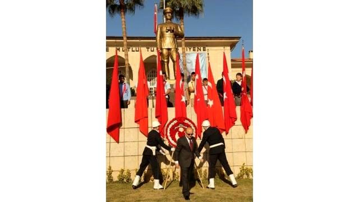 Atatürk, Mersin\'de Şiir ve Şarkılarla Anıldı
