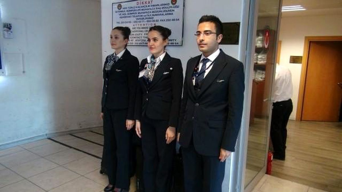 Atatürk Havalimanında Ata\'ya Saygı Duruşu