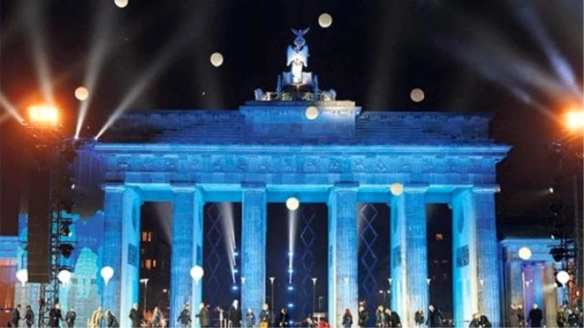 Berlin Duvarı\'nın Yıkılışının 25. Yıldönümünde Işık Zinciri
