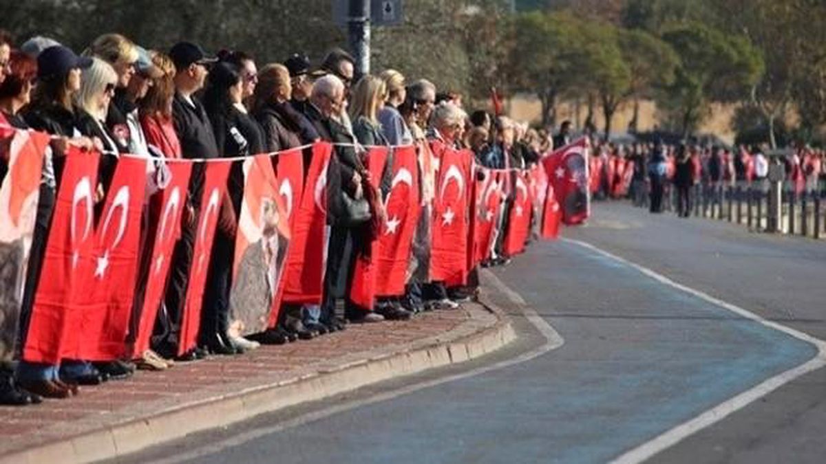 Beşiktaş\'tan Dolmabahçe\'ye Ata\'ya Saygı Zinciri