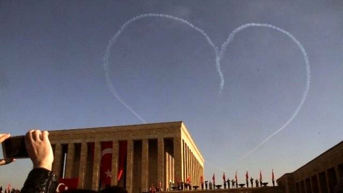 Devlet Erkanı Atatürk\'ü Andı