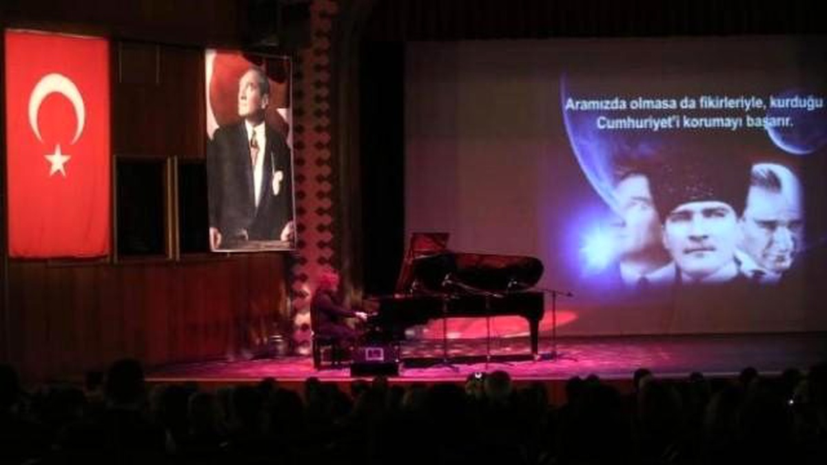 Dünyaca Ünlü Piyanist Uğurlu, Notalarıyla Ata\'yı Andı
