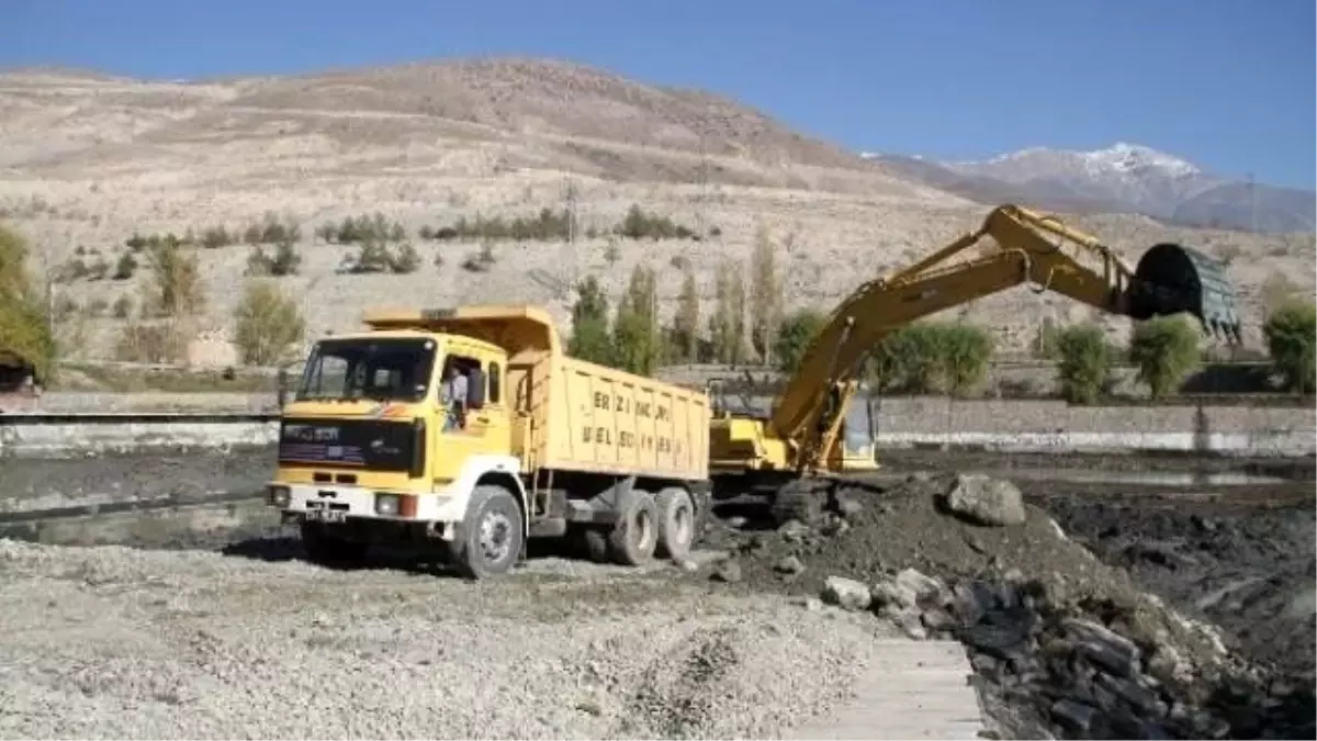 Erzincan Ekşisu Mesire Alanında Bulunan Havuzlar Temizleniyor