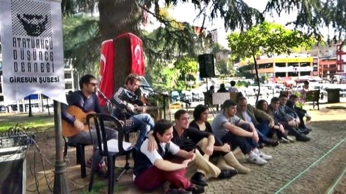 Giresunlu Gençler Atatürk\'ü Diktirdiği Ağacın Altında Andı