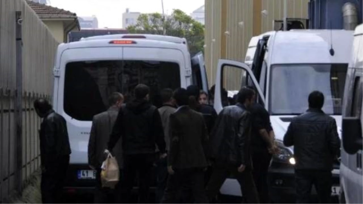 Gözaltına Alınan Polisler Güvenlik Önlemleri Altında Adliye\'ye Getirildi