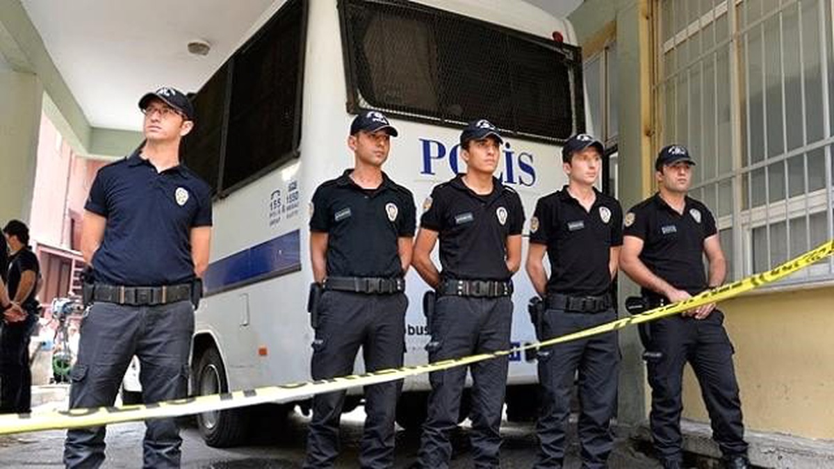 Gözaltındaki Emniyet Mensupları Adliyeye Sevk Edildi