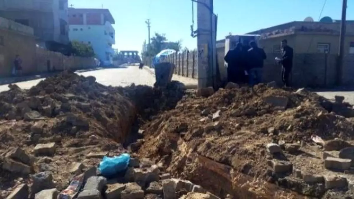 Şırnak\'ta Hendek Kazıp Yol Kesen PKK\'lılar, Polisle Çatıştı