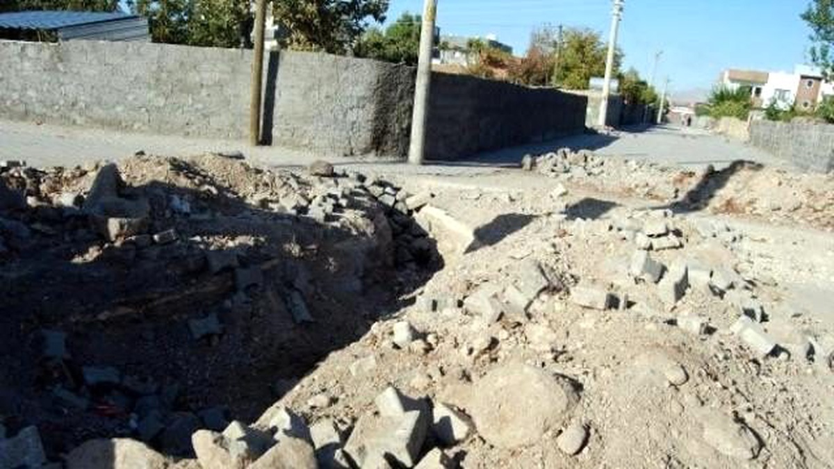 İdil\'de Hendek Kazıp Yol Kesen PKK\'lılar, Polisle Çatıştı (2)
