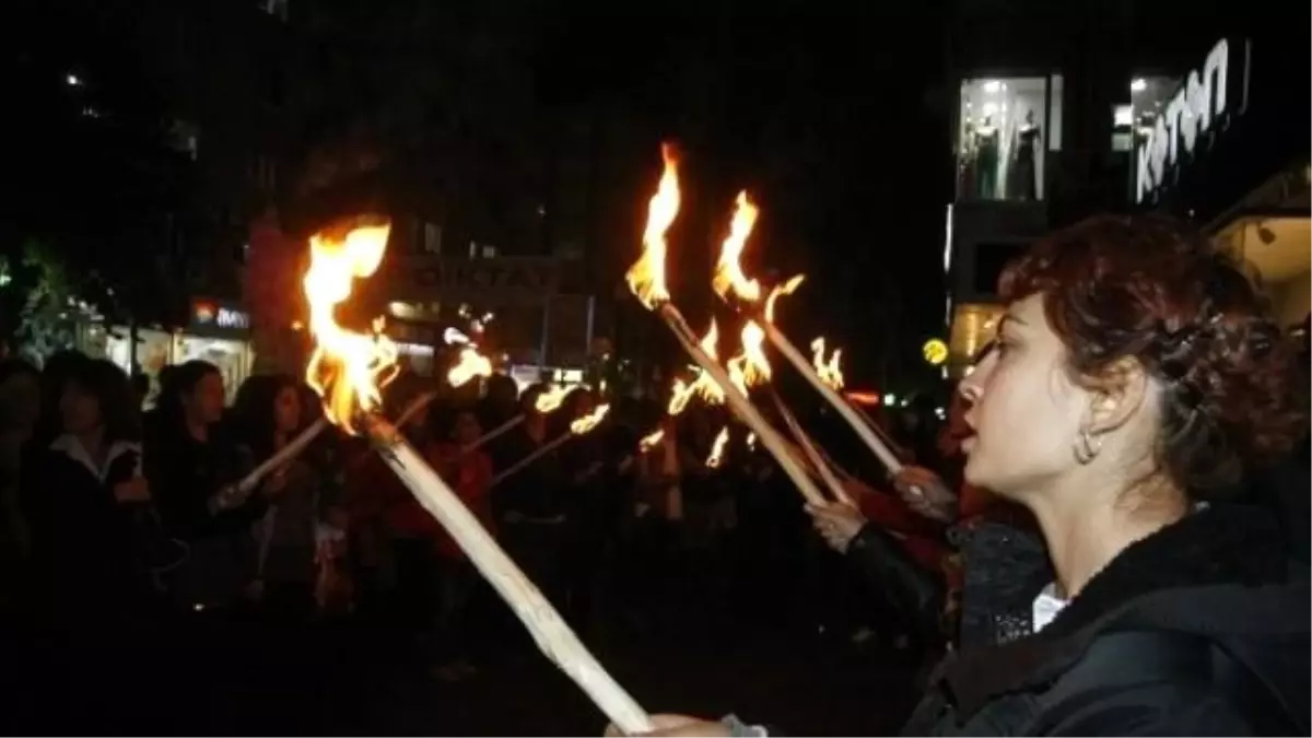 KESK\'li Kadınlardan Kader Ortakkaya İçin Meşaleli Eylem