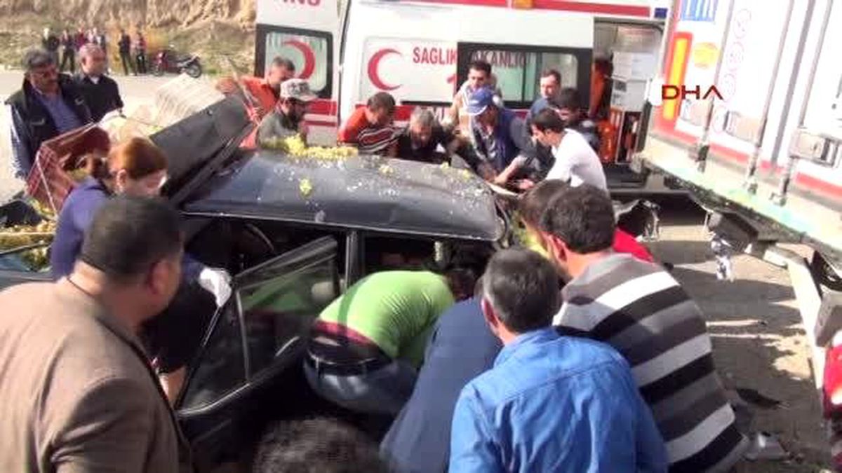 Manisa Tır\'a Çarpan Otomobildeki 2 Kişi Ağır Yaralandı