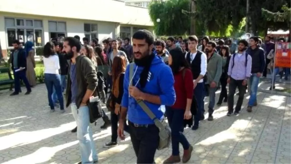 Mersin Üniversitesi\'nde Karşıt Görüşlü Öğrenciler Kavga Etti: 5 Yaralı