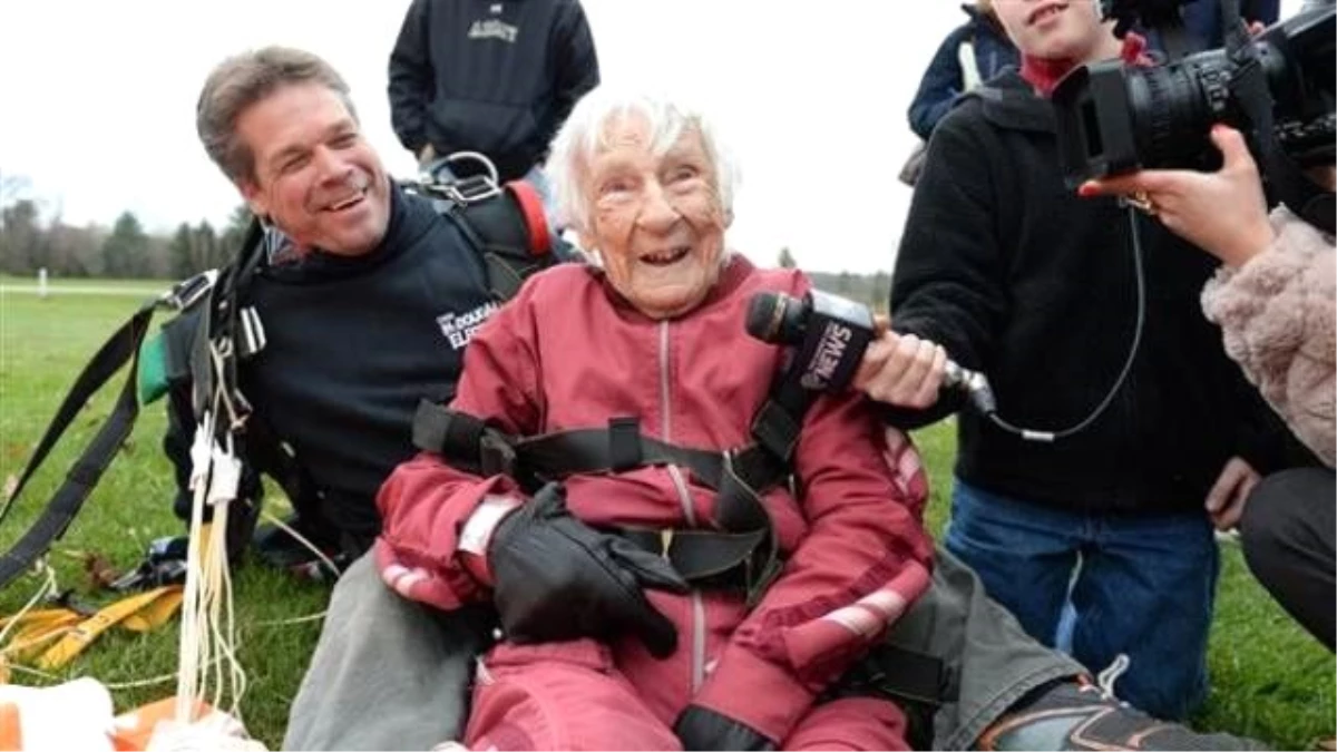 Süper Babaanne", 100. Yaşını Paraşütle Atlayarak Kutladı