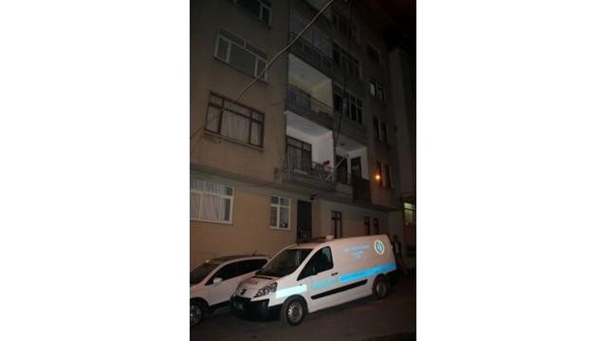 Polis Silahla Önce Tartıştığı Kız Arkadaşını Sonra Kendisini Vurdu