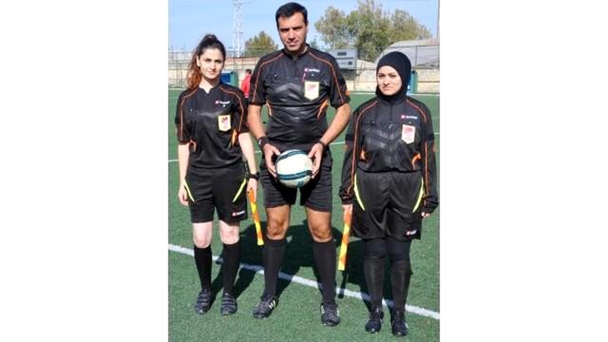 Türkiye\'nin İlk Başörtülü Futbol Hakemi