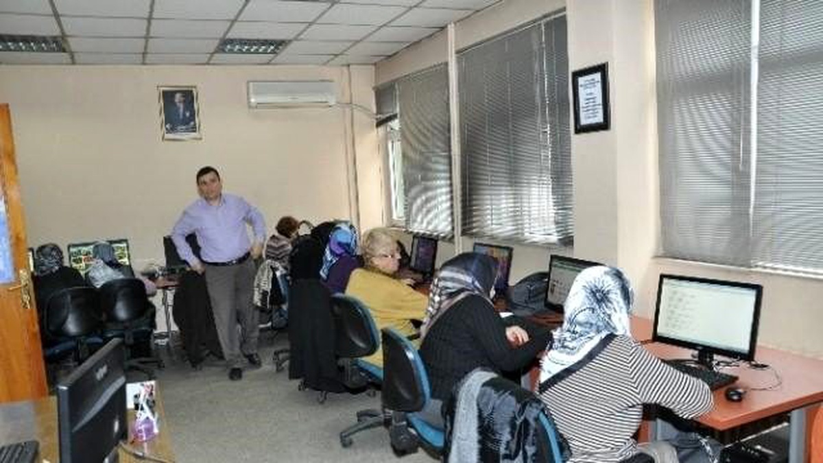Balıkesirli Anneler Bilgisayar Öğrenip, Sosyal Medya ile Tanıştı
