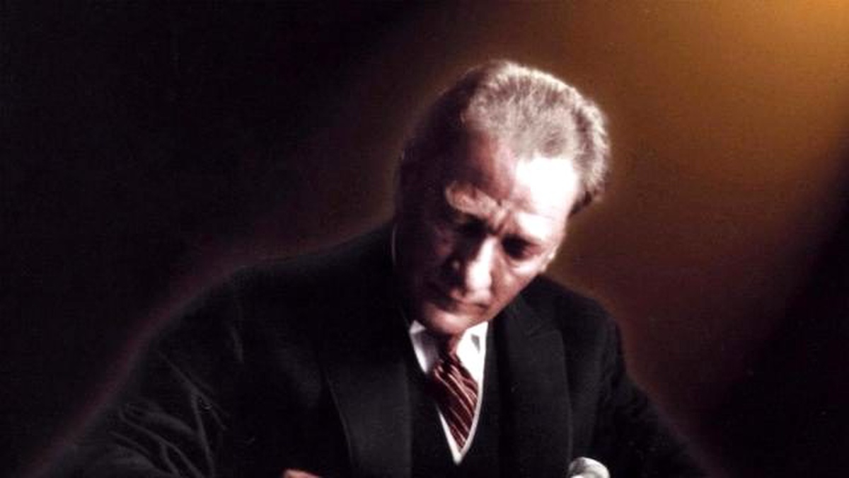 Büyük Önder Atatürk\'ü Anıyoruz