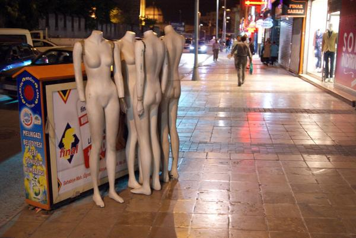 Çıplak Mankenler\' Şaşırttı