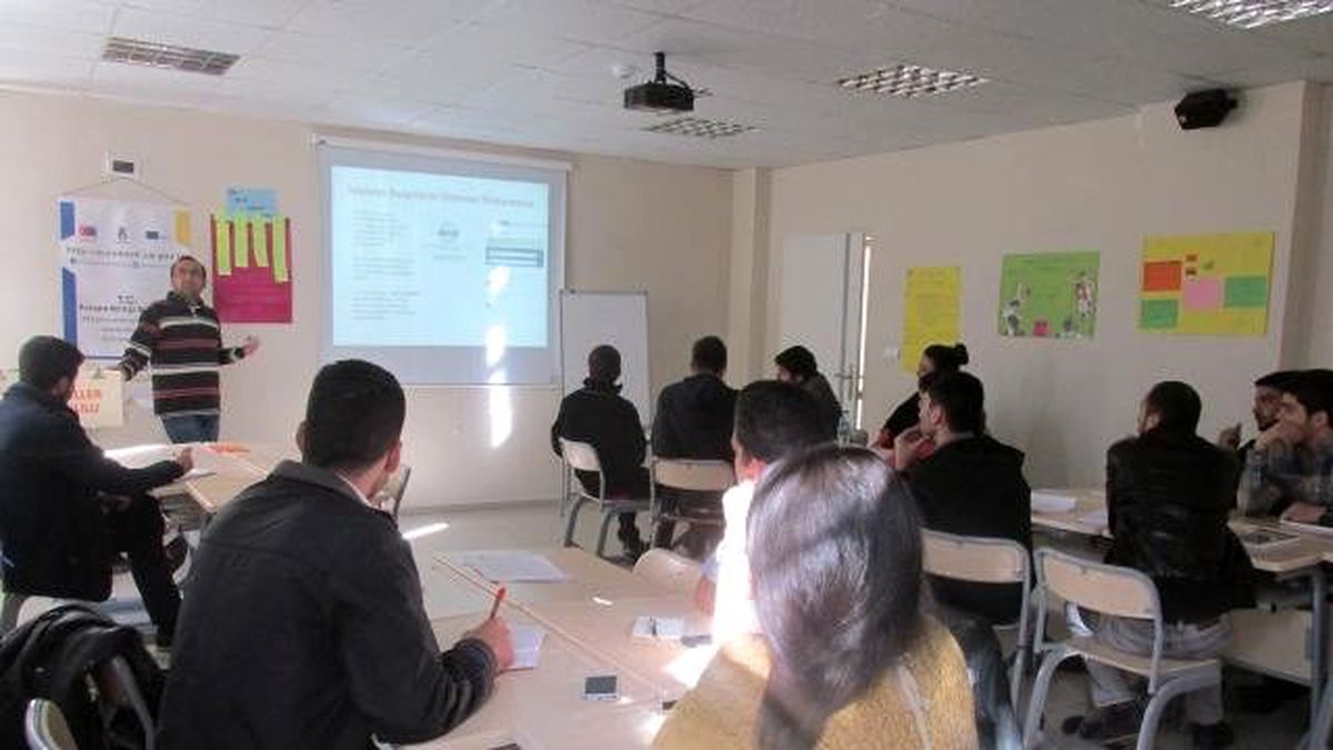 D.Ü\'de Gençlik Değişim Programları Eğitimi