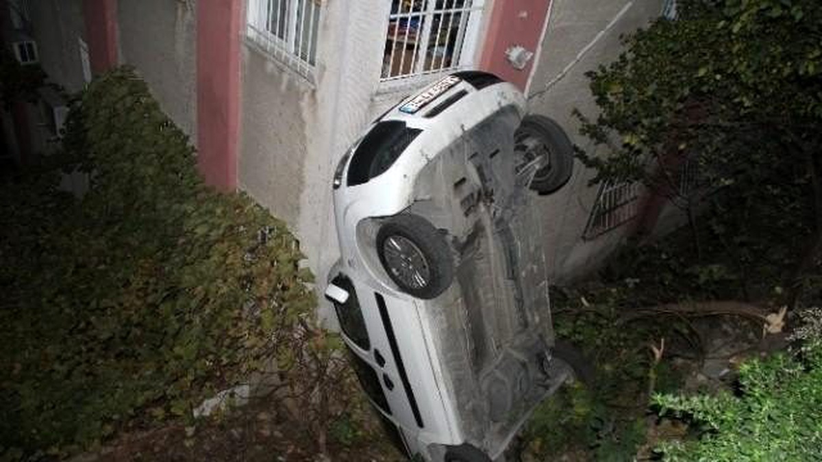El Freni Çekilmeyen Otomobil Binaya Çarptı