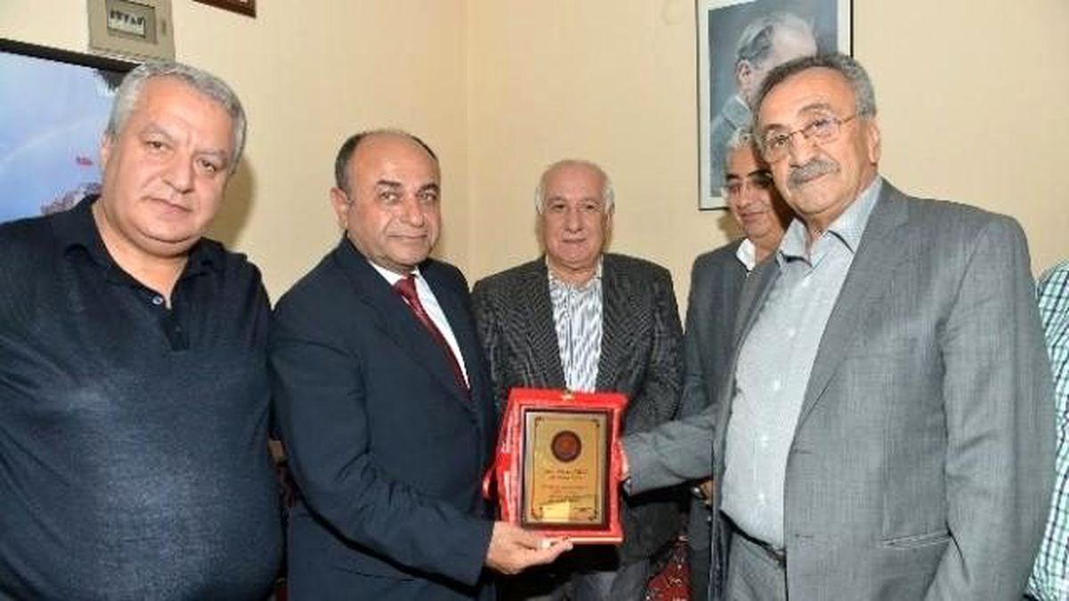 Elazığlılar\'dan Başkan Arslan\'a Teşekkür Plaketi