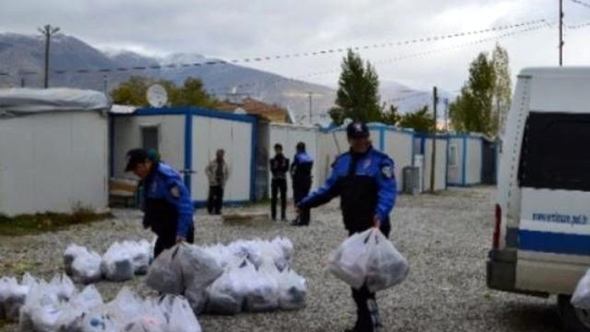 Erzincan\'da Afgan Sığınmacılara Giysi Yardımı