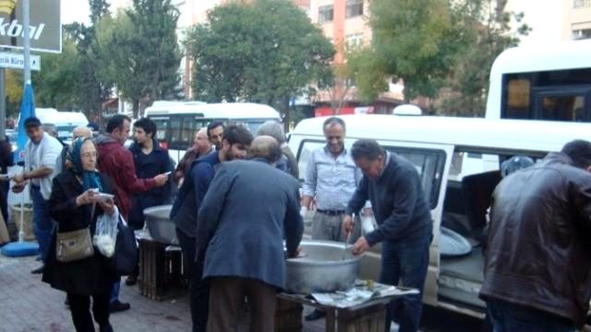 Esnafdan Vatandaşlara Aşure İkramı