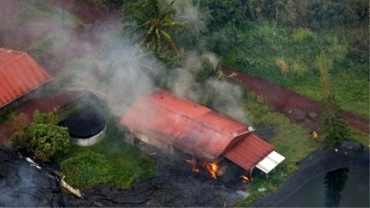 Hawaii\'de Volkanik Patlamada Oluşan Lavlar Kentteki Bir Evi Yok Etti