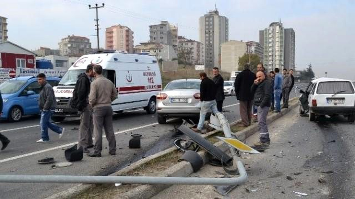 İki Otomobil Çarpıştı Sinyalizasyon Direği Yıkıldı