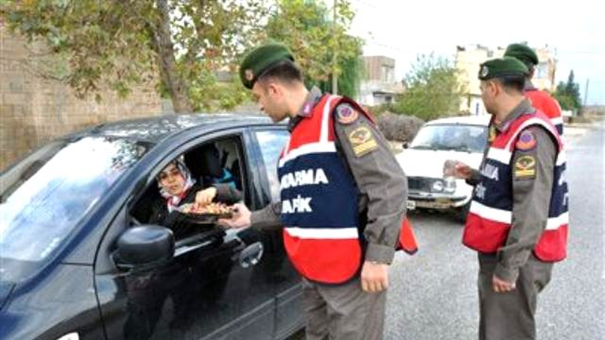 Jandarma,Vatandaşa Kolonya ve Çikolata İkram Etti