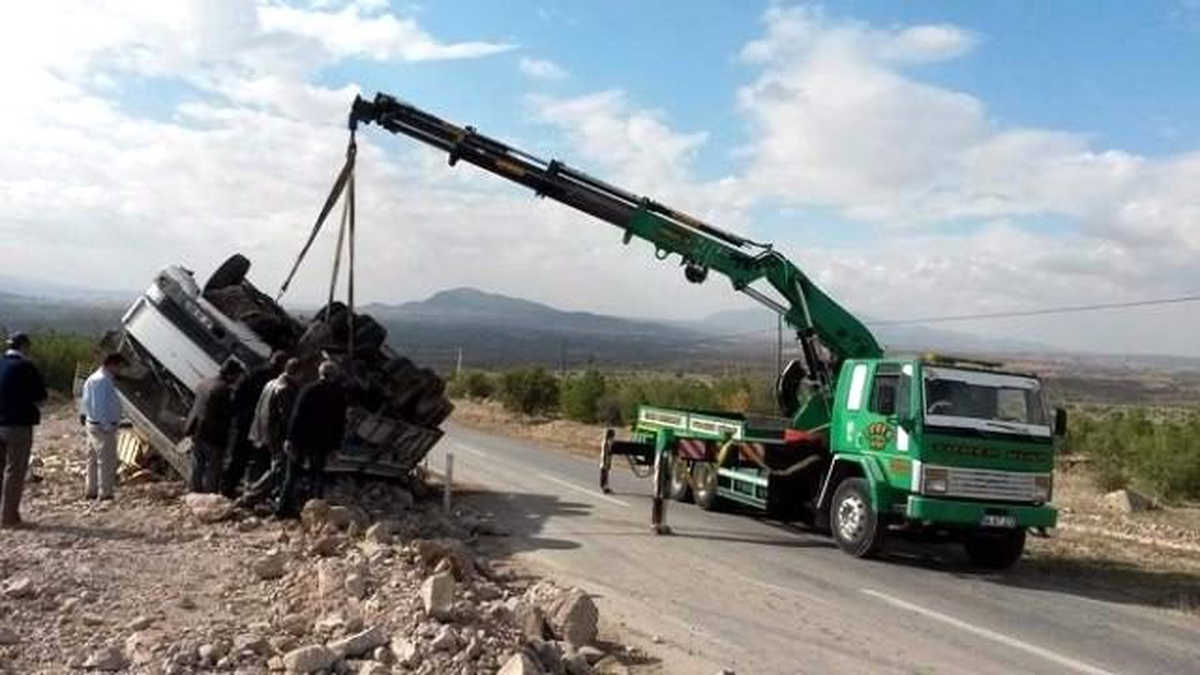 Uşak\'ta Kontrolden Çıkan Komyon Takla Attı: 1 Yaralı