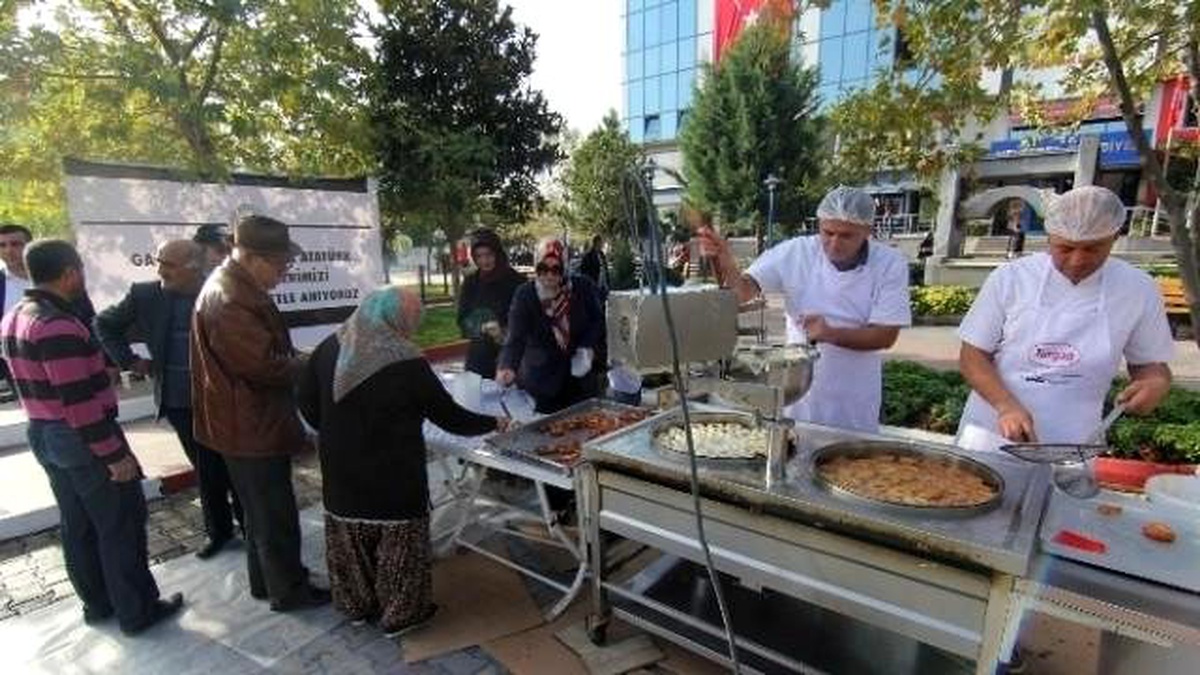 Menderes Ata\'sını Lokma Hayrı ile Andı
