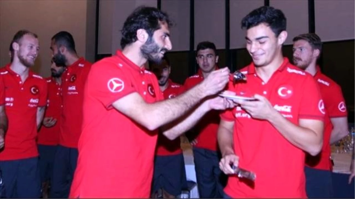 Milli Futbolcu Kaan Ayhan\'ın Doğum Günü Kutlandı