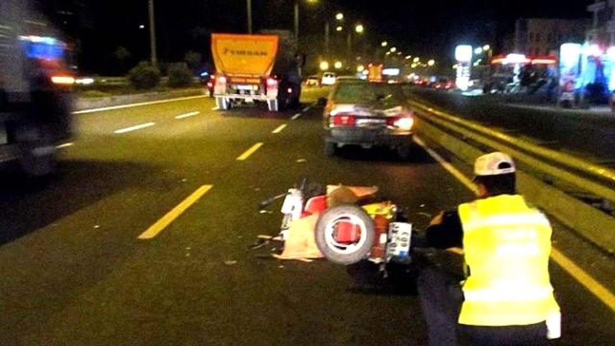 Motosikletten Fırlayarak Önündeki Otomobilin Camına Çarptı