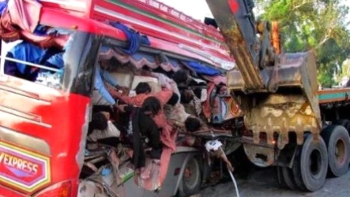 Pakistan\'da Yolcu Otobüsü Kamyonla Çarpıştı: 56 Ölü