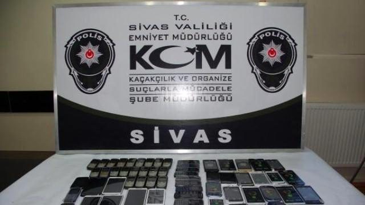 Sivas\'ta 65 Kaçak Cep Telefonu Ele Geçirildi